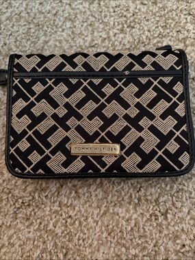 Tommy Hilfiger Black & Cream Geometric Wristlet Wallet